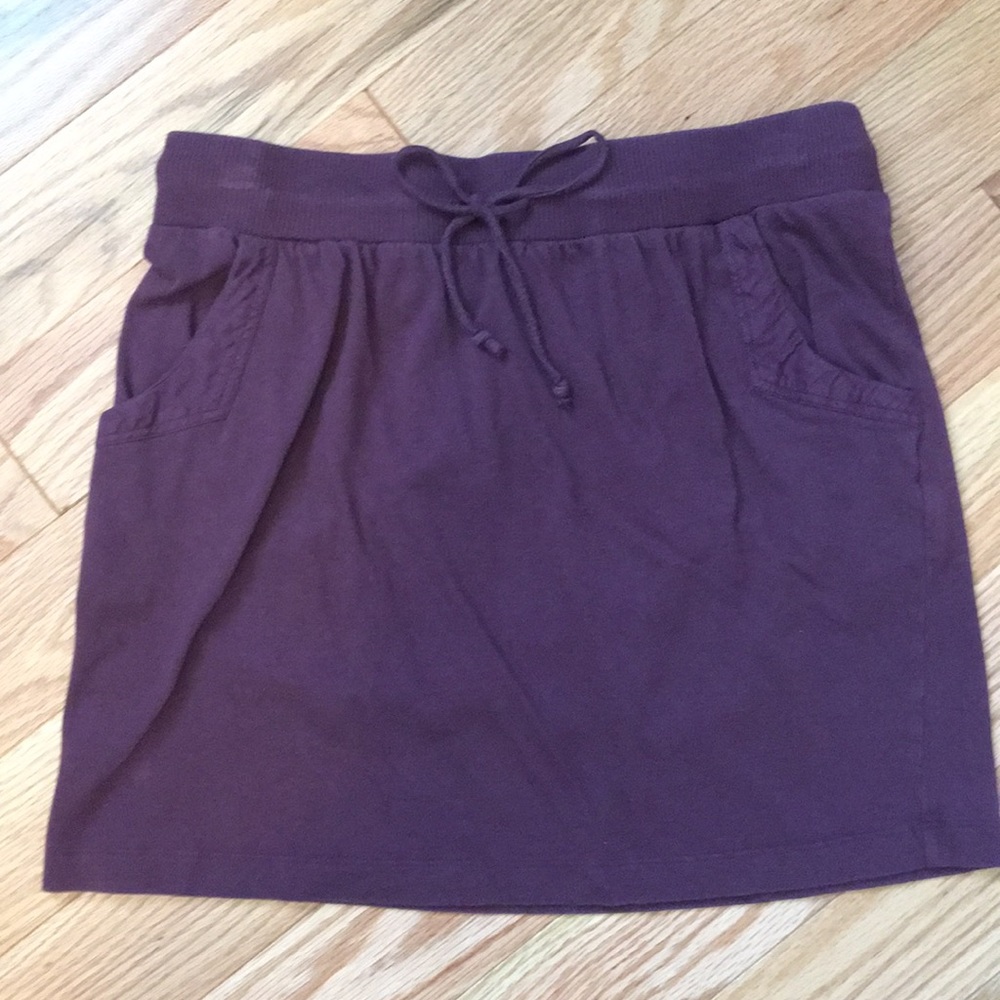sweatshirt-y material Loft purple skirt-pockets!